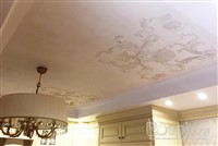 Орнаментальная роспись потолка в квартире